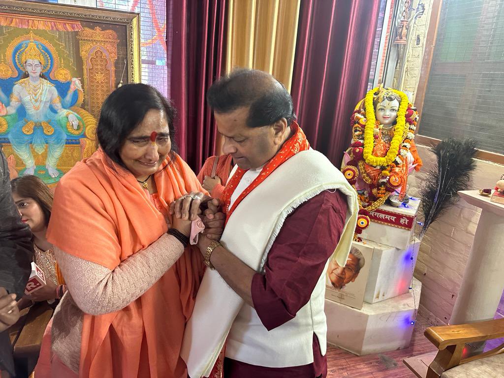 PawaiyaJai's tweet photo. आज अयोध्या में दीदी माँ साध्वी ऋतंभरा जी से भेंट हुयी , तो हम दोनों ही अपने अश्रुपात न रोक सके ।
  क्षण हीं ऐसे हैं । @ShriRamTeerth @vhp @BJP4India @BJP4MP https://t.co/V0BdGYtKsM