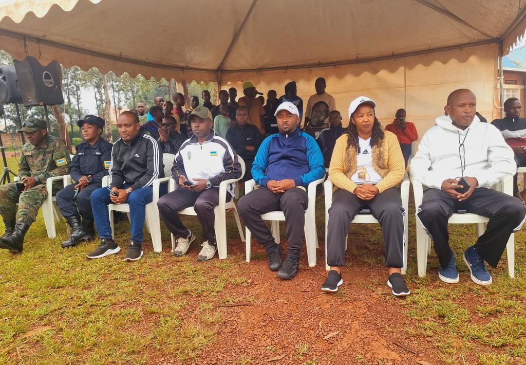 KireheDistrict's tweet photo. Amarushanwa #UmurengeKagameCup
yahuje ikipe y'abagore mu mupira w'amagaru ku mwanya wa Gatatu aho @KireheMahama yahuye na @SectorNasho ku kibuga cya 𝐍𝐲𝐚𝐤𝐚𝐫𝐚𝐦𝐛𝐢 umuyobozi w'Akarere wungirije ushinzwe iterambere ry'ubukungu @NzirabatinyaMo4 n'abandi bayobozi bayitabiriye https://t.co/8IEkRnjHcj