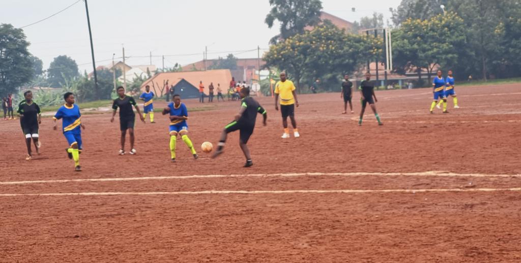 KireheDistrict's tweet photo. Amarushanwa #UmurengeKagameCup
yahuje ikipe y'abagore mu mupira w'amagaru ku mwanya wa Gatatu aho @KireheMahama yahuye na @SectorNasho ku kibuga cya 𝐍𝐲𝐚𝐤𝐚𝐫𝐚𝐦𝐛𝐢 umuyobozi w'Akarere wungirije ushinzwe iterambere ry'ubukungu @NzirabatinyaMo4 n'abandi bayobozi bayitabiriye https://t.co/8IEkRnjHcj