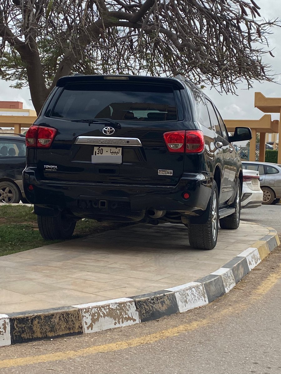 على بعد ٢٠ متر بالكثير فيه باركينج فاضي لكن صاحب السيارة فضل انه يدرسها فوق الرصيف .