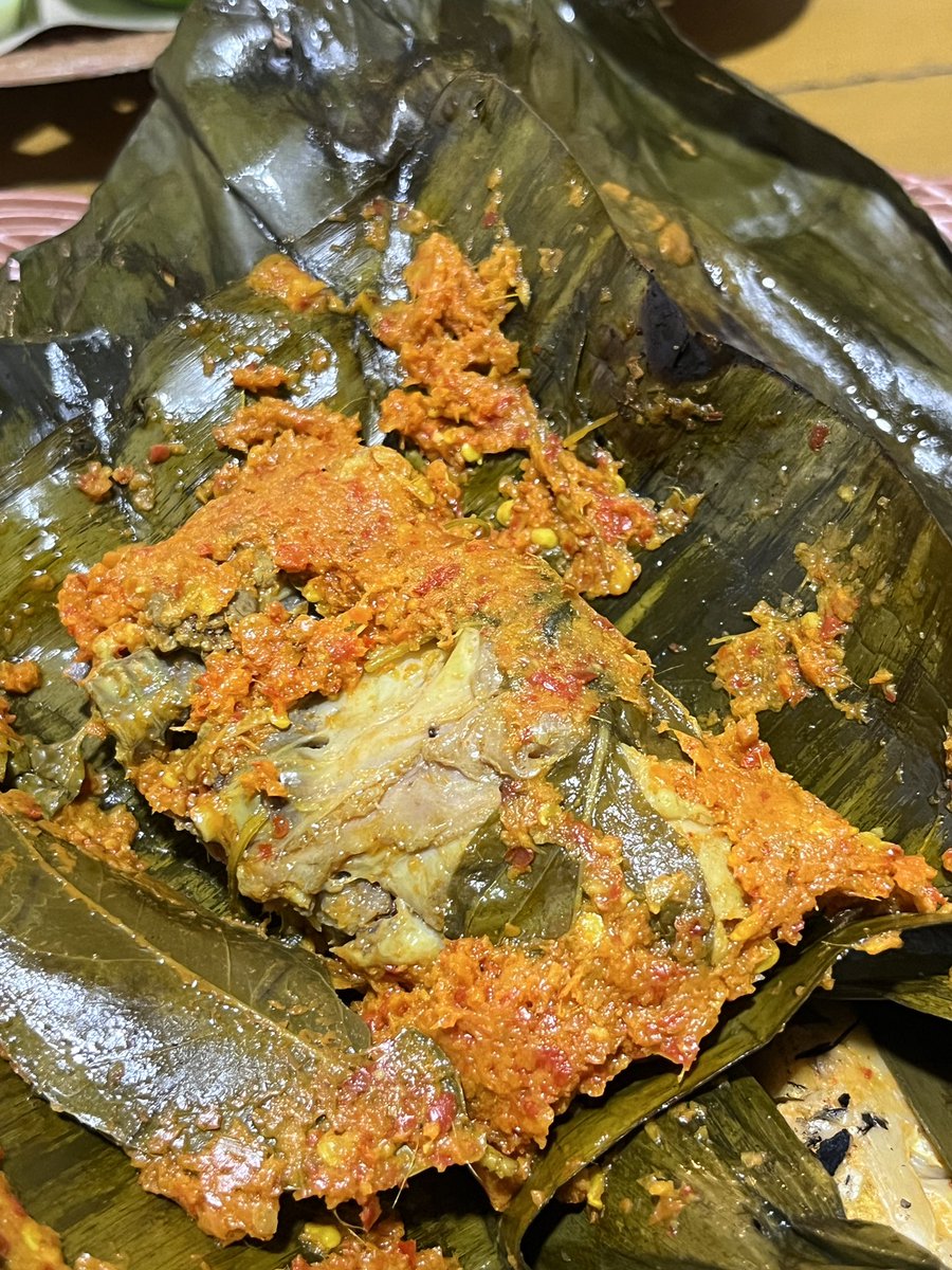 javafoodie_'s tweet photo. Kalau nyari pepes enak di daerah Concat dgn citarasa khas Sumatera, bisa mampir ke warung ini.
Jualannya ya serba pepes ada 7 macam. Nila, Kembung, Jamur, Tahu, Ayam sampai Ikan Salem.
Template pepesnya ud pedes, dilengkapi lalapan sm sambal kacang

Pepes Bakar Mas Yogi https://t.co/ecFaO568u0