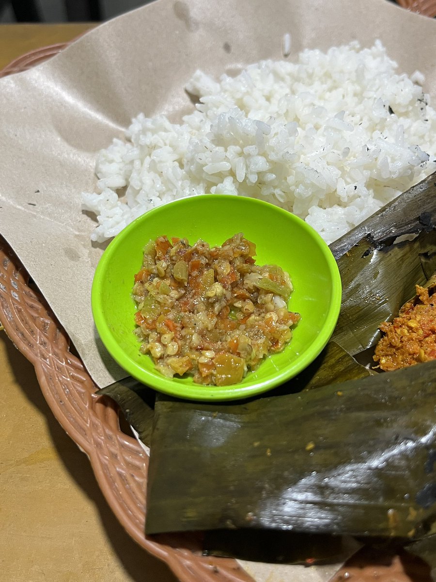 Kalau nyari pepes enak di daerah Concat dgn citarasa khas Sumatera, bisa mampir ke warung ini.
Jualannya ya serba pepes ada 7 macam. Nila, Kembung, Jamur, Tahu, Ayam sampai Ikan Salem.
Template pepesnya ud pedes, dilengkapi lalapan sm sambal kacang

Pepes Bakar Mas Yogi