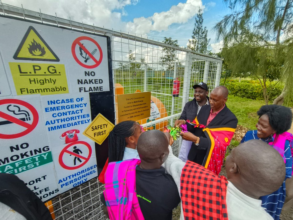 Chebet2023's tweet photo. Kajiado West MP Hon George Sunkuyia has today launched LPG Gas in Oloyiankalani Girls High School. The use of LPG also reduces the emission of carbon to the atmosphere in contrast to the usage of firewood which generated more emission of the same.#SunkuyiaDelivers https://t.co/qKhtTCmZ3U