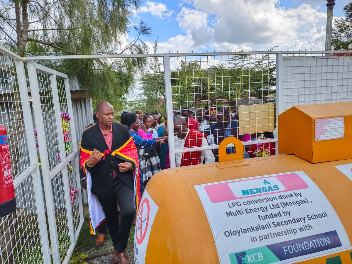 Chebet2023's tweet photo. Kajiado West MP Hon George Sunkuyia has today launched LPG Gas in Oloyiankalani Girls High School. The use of LPG also reduces the emission of carbon to the atmosphere in contrast to the usage of firewood which generated more emission of the same.#SunkuyiaDelivers https://t.co/qKhtTCmZ3U