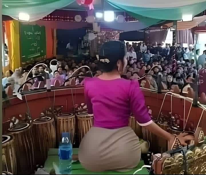 koataylay's tweet photo. ဗုံတီးချင်တာလား အိုးတီးချင်တာလား ဖြေခဲ့ https://t.co/EoP3sKr2Zs