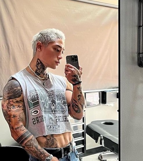 xfxckboy_'s tweet image. The muse                          His song