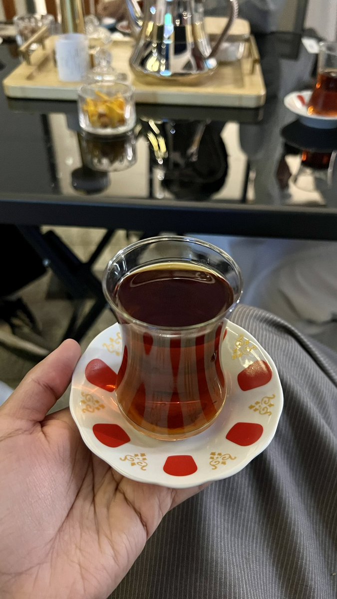 m_ciiii's tweet photo. لا خيّم الليل عمّرنا على الشاهي 
كنّا ملوكٍ تسولف في مصالحها https://t.co/fUVEUA1MnH