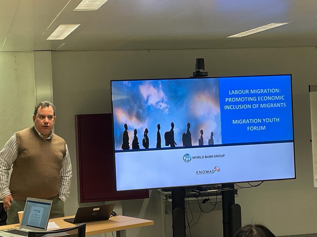 SheilaKulubya's tweet photo. 31% of all migrants are under 30 yrs. How can they can access good jobs? 

Pablo Acosta, @WorldBank Lead on #BetterMigration, facilitating a discussion with youth delegates today in Geneva #migrationyouthforum2024 to inform the #GFMDprocess 

@unicef @IFMSA #myf2024 https://t.co/QtYUbT4WYQ