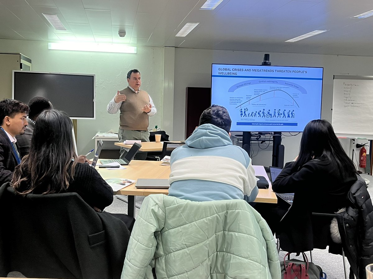 SheilaKulubya's tweet photo. 31% of all migrants are under 30 yrs. How can they can access good jobs? 

Pablo Acosta, @WorldBank Lead on #BetterMigration, facilitating a discussion with youth delegates today in Geneva #migrationyouthforum2024 to inform the #GFMDprocess 

@unicef @IFMSA #myf2024 https://t.co/QtYUbT4WYQ