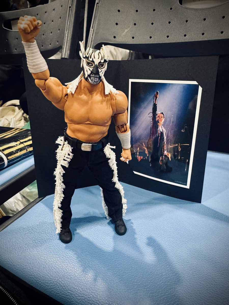 skunk2010's tweet photo. チバユウスケ&amp;デスペラードフィギュアと共に観戦
新日本プロレス　Road to THE NEW BEGINNING 1.21 滋賀・長浜伊香ツインアリーナ

#njpw 
#新日本プロレス
＃チバユウスケ
#エル・デスペラード
#ElDesperade https://t.co/acLvZkRbyD