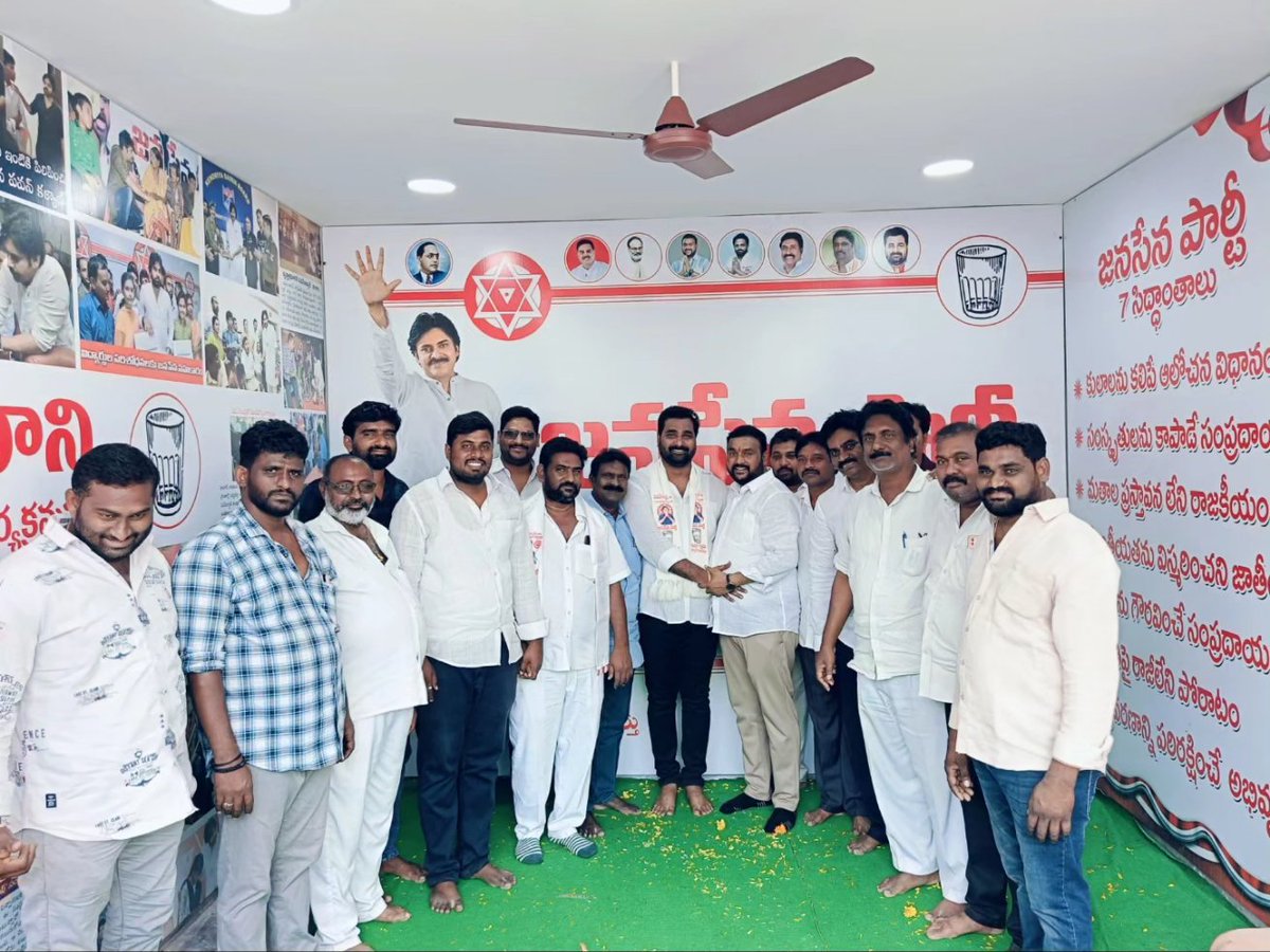 AmmisettyVasu's tweet image. గన్నవరం నియోజకవర్గం నిడమానూరు గ్రామం @JanaSenaParty నూతన కార్యాలయం ప్రారంభోత్సవానికి ముఖ్యఅతిథిగా పాల్గొనడం జరిగింది..! ఈ కార్యక్రమంలో జనసేన రాష్ట్ర అధికార ప్రతినిధులు, జనసేన - తెలుగుదేశం పార్టీల నాయకులు, మహిళలు, కార్యకర్తలు మరియు తదితరులు పాల్గొన్నారు.
#HelloAP_WelcomeJSP