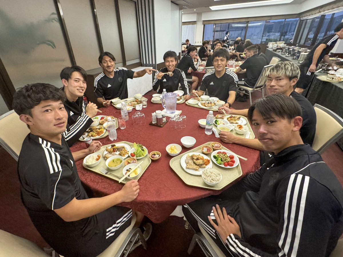 FcMachidaZelvia's tweet photo. 選手達の仲睦まじい食事中の様子をお届けします💙

#FC町田ゼルビア #zelvia
#名護キャンプ2024 https://t.co/T6v6fBZIyK