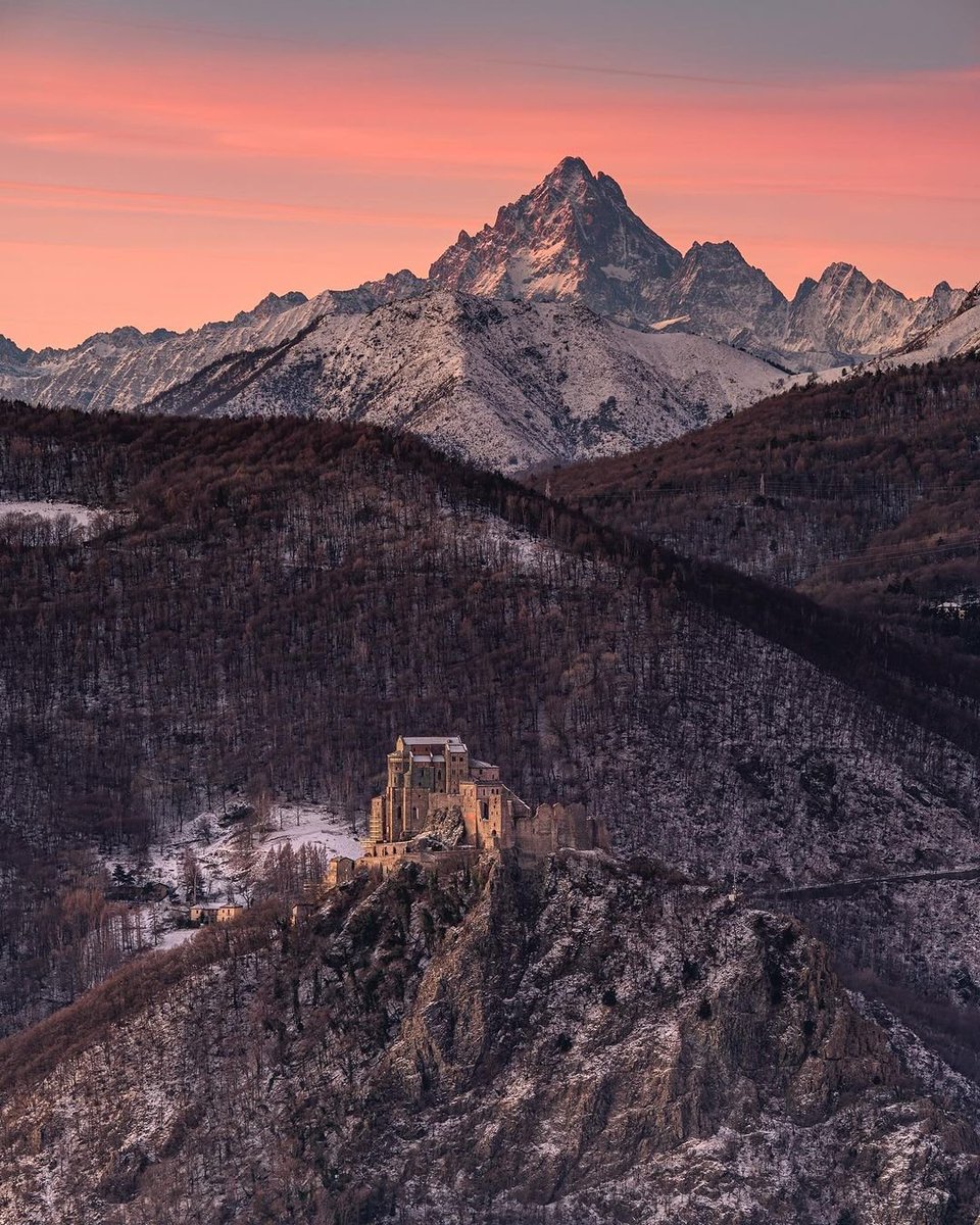 presenta 🏛️ La Sacra di San Michele simbolo del Piemonte con il Monviso alle spalle AUTORE @domeian_photography • MOD @lauradistrattta & @hari_seldon ADMIN @berenguez TAG #ig_piemonte #piemonte MAIL piemonte@igworldclub.it