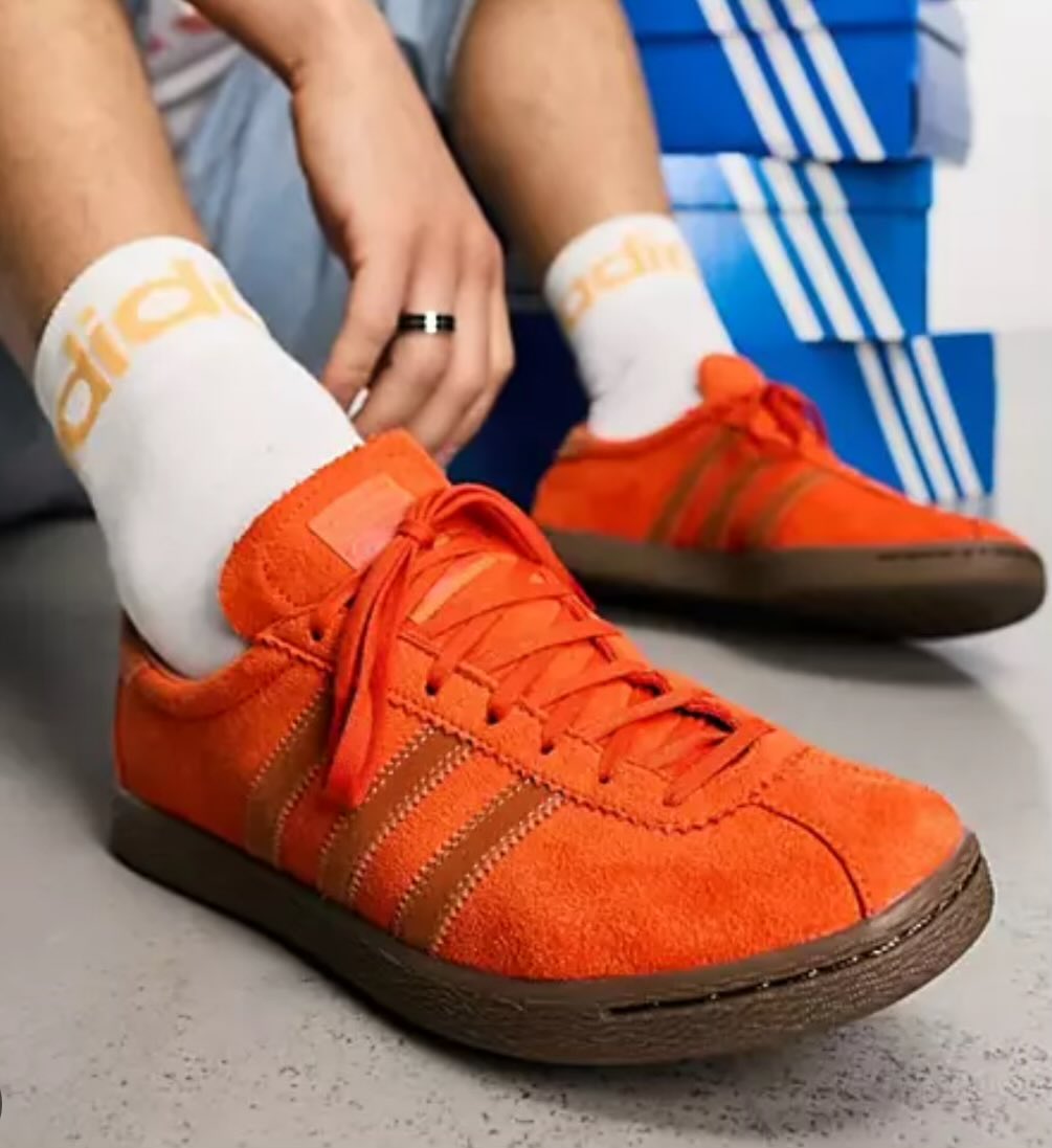 For those trendsetters surfing the ‘new’ Samba trend & now looking at 3 striped alternatives to make you standout from the herd. Try Handball Spezial, Gazelle, Bermuda or Tobacco. 🧔🏻‍♂️👌🏼👟///