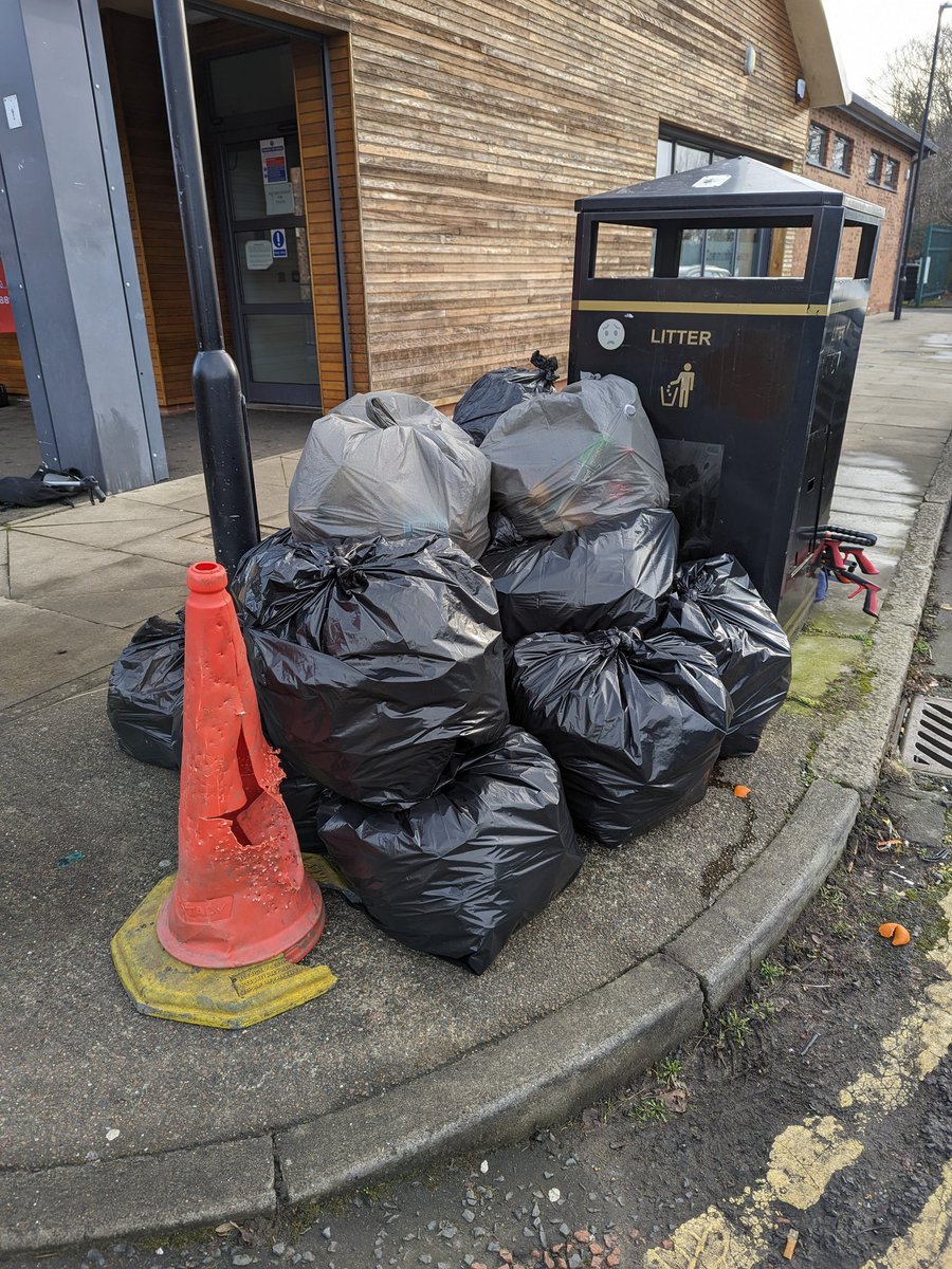 Brilliant morning #litterpicking with some residents from the Stratford's on the City Stadium.

18 bags of rubbish collected in an hour!

Phenomenal!