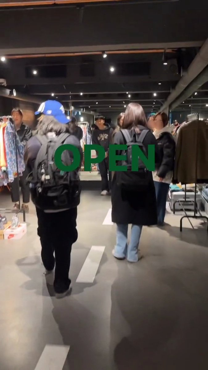 이우뉴 천재셀러인 이유: 돌아다녀보니 어떤분은 가위바위보 이기면 할인, 지면 더받는 이벤트도 하시고 되게 활발하게 대화하는것도 이제뭐뭐하나 남았습니다! 크게외치것도 들리는데 우뉴는 이 기본자세에 오직 본인 귀여움으로 승부보는듯한.. 하필 자리도 코너구석ㅋㅋ 근데 또 너무 친절+따뜻해