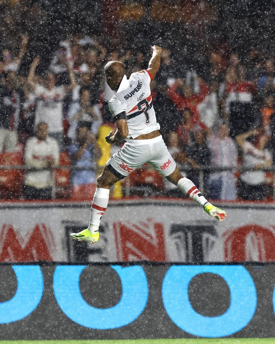 SaoPauloFC's tweet photo. MOURA, Lucas. Comemoração com a Torcida Que Conduz. 2024. Óleo sobre tela, 3 x 1.

📸 Rubens Chiri / São Paulo FC

#MadeInCotia
#VamosSãoPaulo 🇾🇪 https://t.co/L9lvlglfhV