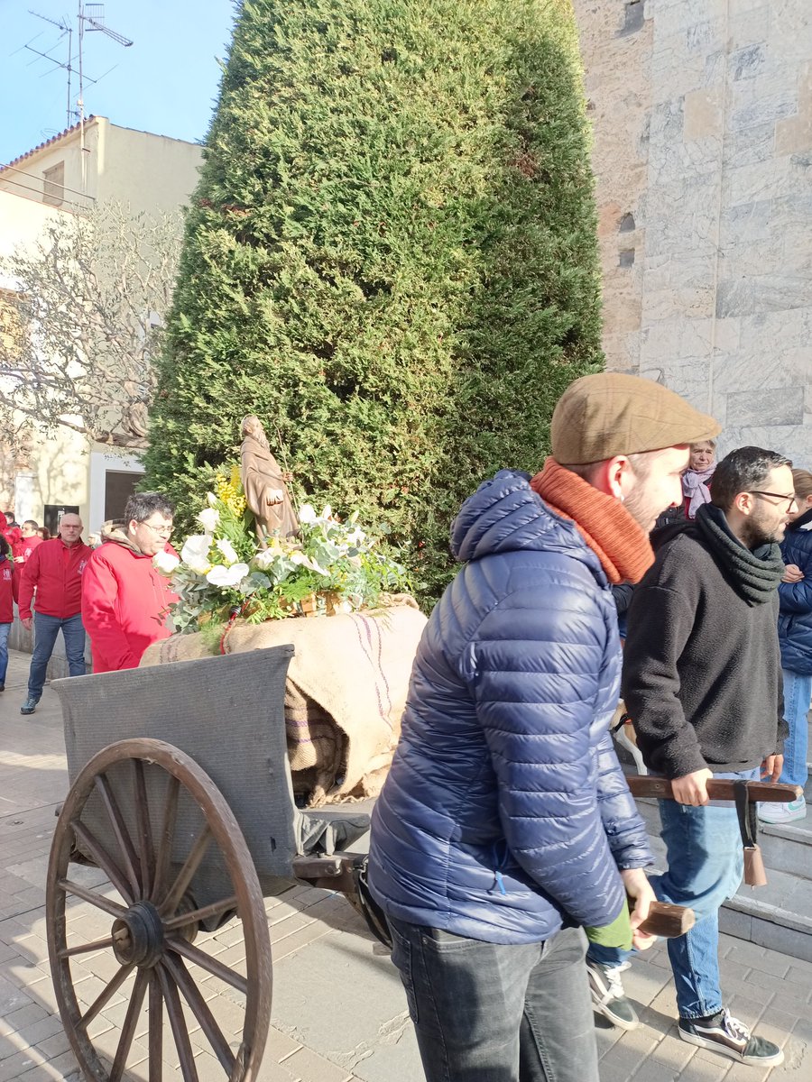 lurdesborrell's tweet photo. Celebració de Sant Antoni Abat a Malgrat.
Mantenim les tradicions, cuidem dels animals i els beneïm un any més. 

@gegantersmalgrat
@comissiofestesmalgrat
@ajmalgrat 

#malgratTestima 
#culturaMalgrat 
#historia #patrimoni #tradicions
#Malgratesviu #fempobleMalgrat https://t.co/ZKtw7Yq5I2