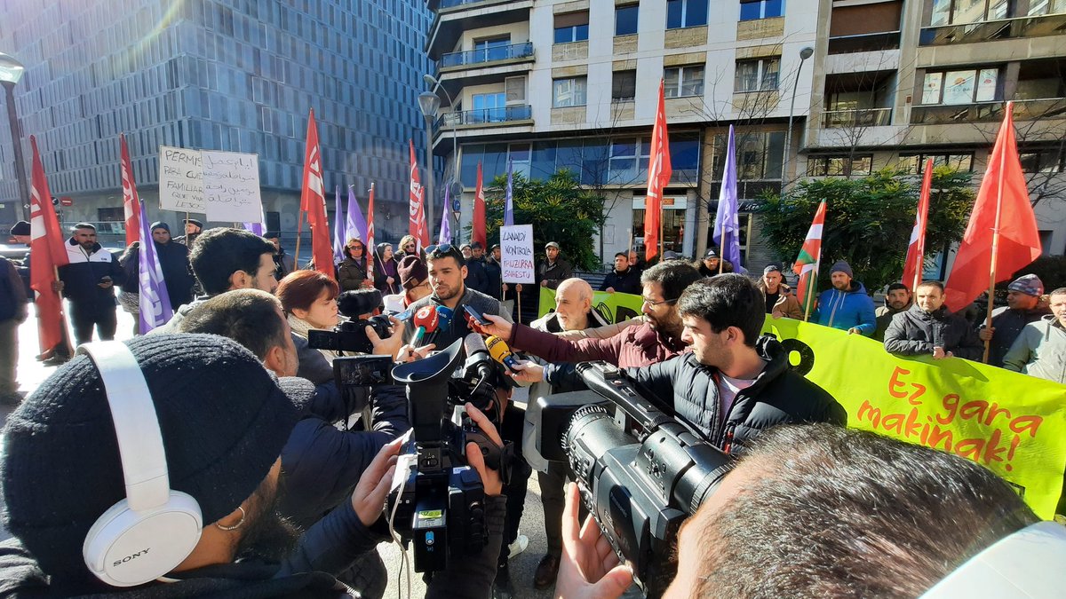 LABnafarroa's tweet photo. Abiatzear da Iruñeko manifestazioa.

#AgropekuarioaBorrokan
#GoraLangileBorroka
#EzGaraMakinak
#NoSomosMaquinas https://t.co/EJXA30Ivuk