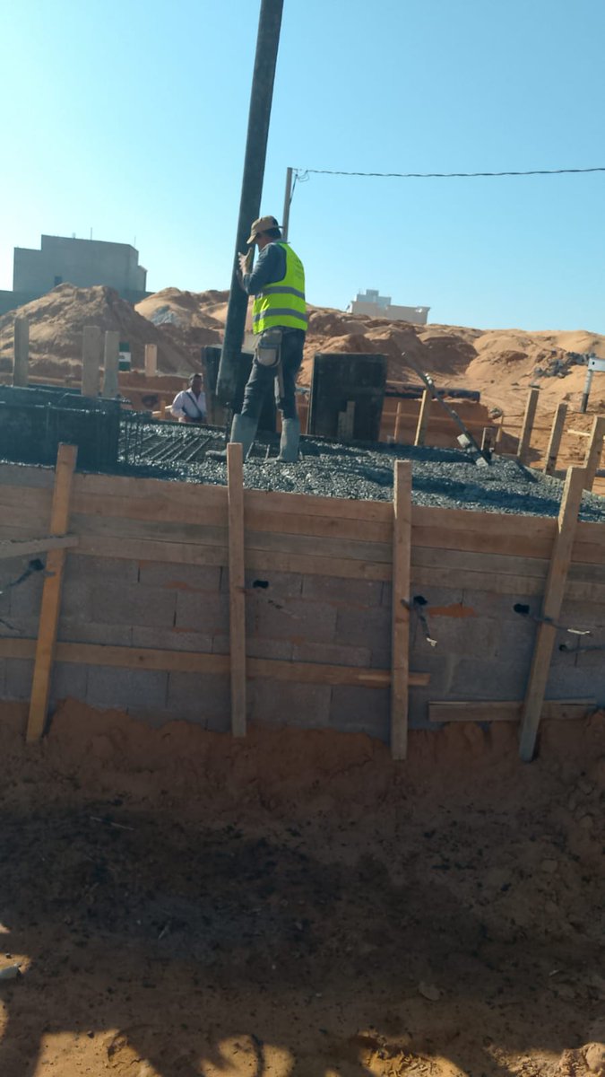 ThetenthcornerC's tweet photo. يتم اليوم ايضا صب سقف خزان البقالة.
وقبل الصب يتم عمل اختبار درجة الحرارة واختبار الهبوط للخرسانة للتأكد منها قبل الصب https://t.co/wqpYnprOqF