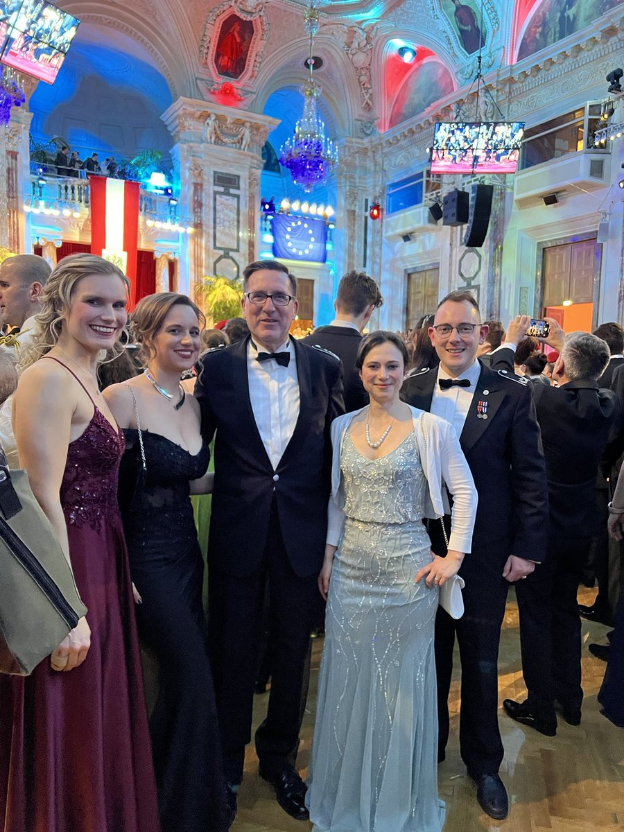 Natürlich war beim diesjährigen Ball auch OpKom stark vertreten! <a href="/BenniRoelen/">Benni Roelen</a> <a href="/thibauld_d/">Dominique_Thibauld</a>