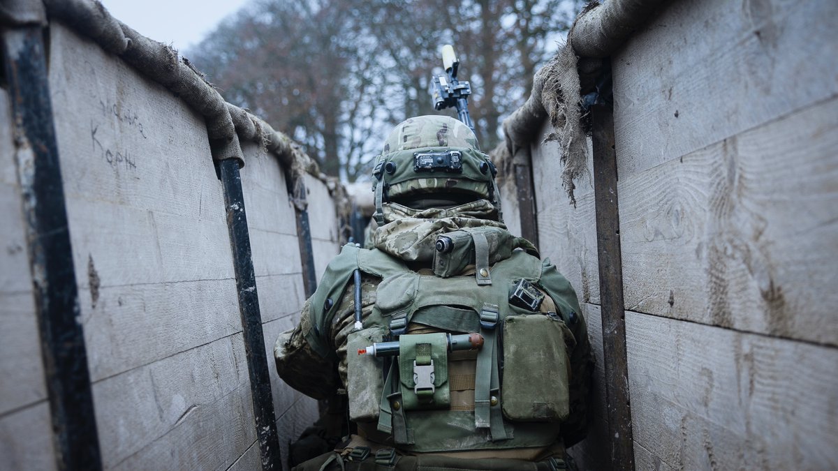 DefenceHQ's tweet photo. Trench warfare is a key part of the training for Ukrainian soldiers on Operation Interflex.

Military instructors from the UK and its ten partner nations are teaching Ukrainians how to prepare, capture and hold trenches.

🇺🇦#StandWithUkraine https://t.co/QO8HuWMcMG