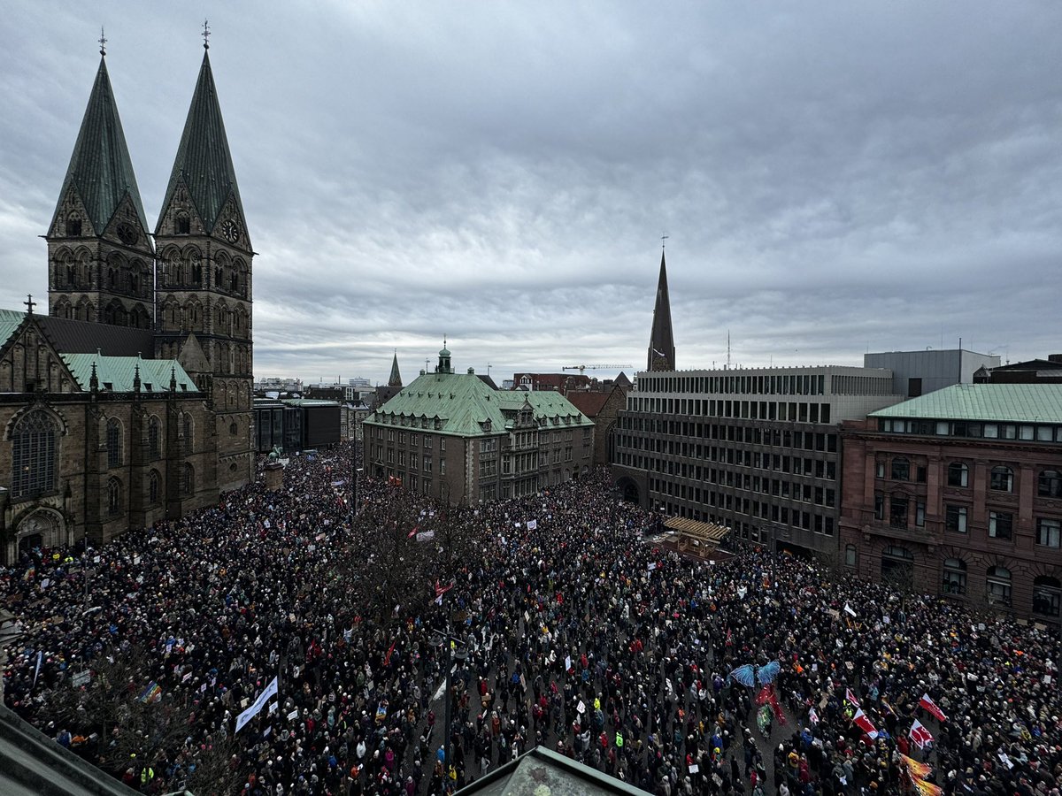 So sieht ein Bruchteil von 50.000 Menschen, die für Solidarität, Freiheit und Menschenrechte auf die Straße gehen, aus. Danke, #Bremen! #noAfD