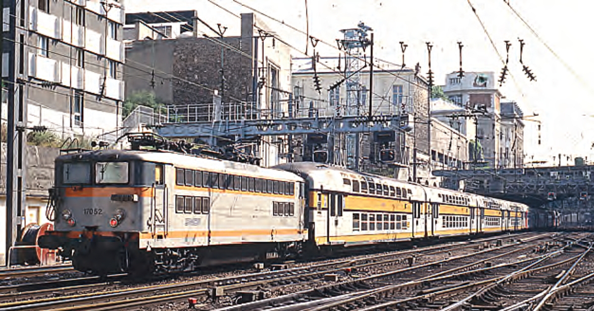 RailPassion's tweet photo. Dans les années 70, pour faire face à un nombre croissant de voyageurs, la #SNCF passe commande de 589 voitures banlieue à deux niveaux. Les VB 2N ont sillonné le réseau #Transilien pendant une cinquantaine d’années.

👉 Pour en savoir plus : https://t.co/Yscdc4R6pf

#VB2N https://t.co/iAYNmzYGCc