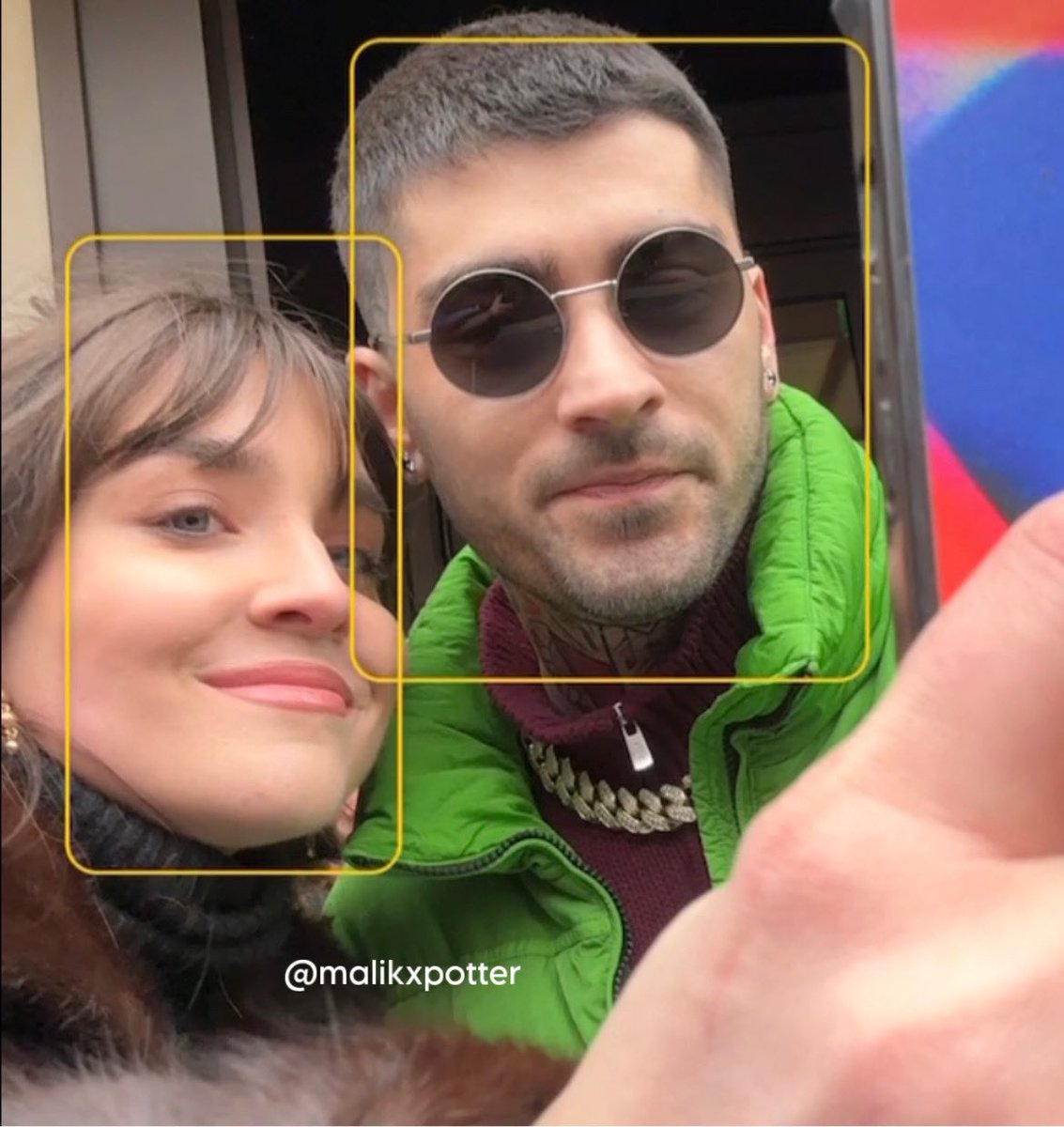 Zayn taking selfies with fans in Paris ♥️, image size:1133x1200