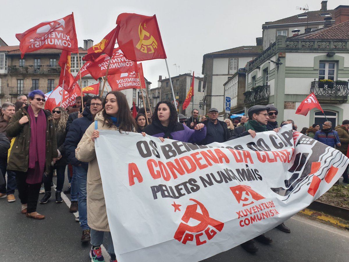 En #Compostela ateigada de xente  en defensa do noso medio e  denunciando o desleixo da administración autonómica na xestión e limpeza da vertedura