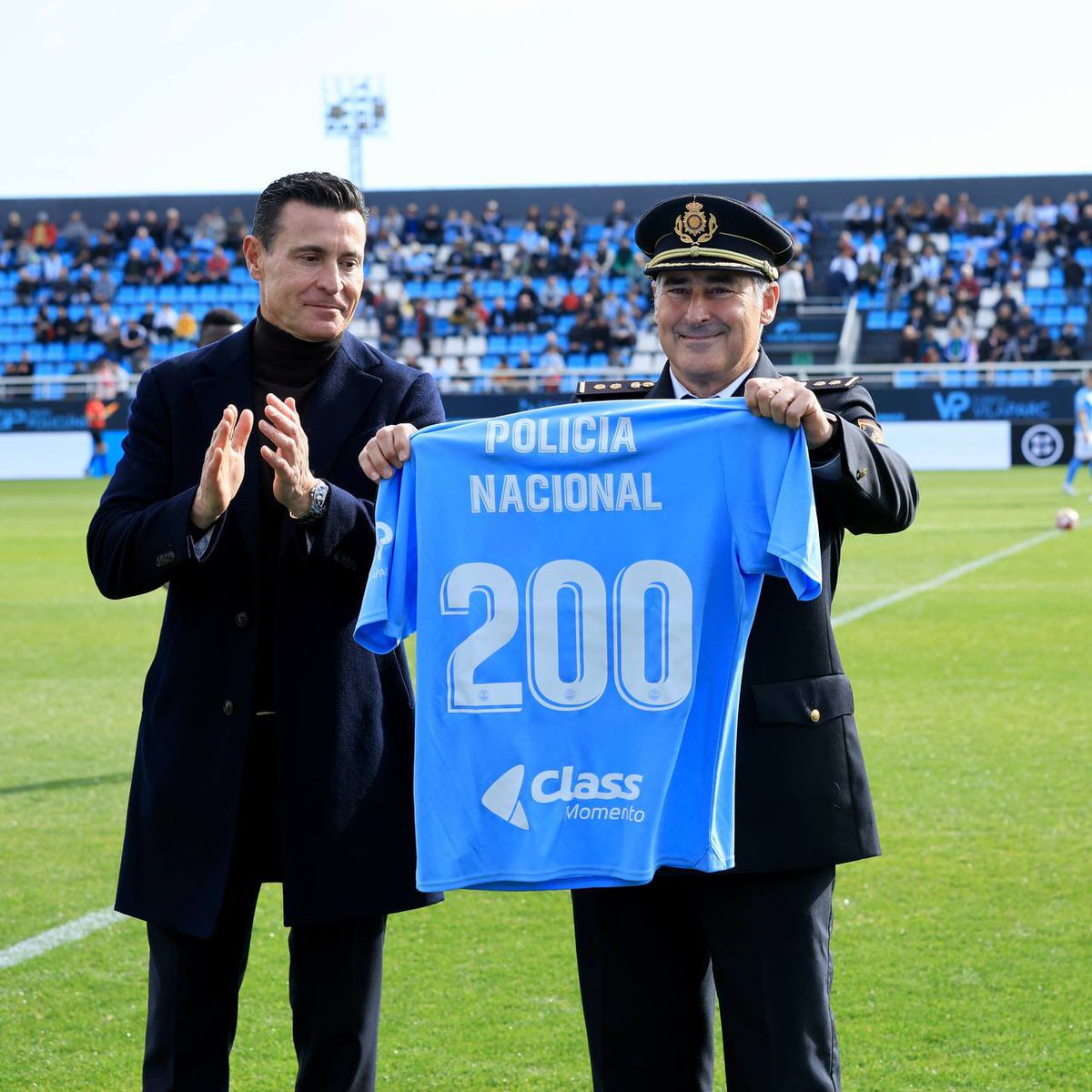 ibizaud's tweet photo. Previo al inicio del encuentro, nuestro Presidente Amadeo Salvo ha hecho entrega de una camiseta conmemorativa del 2️⃣0️⃣0️⃣ aniversario de la @policia 👕

#VamosIbiza 🩵 #IbizaAlcoyano https://t.co/0EO121044q