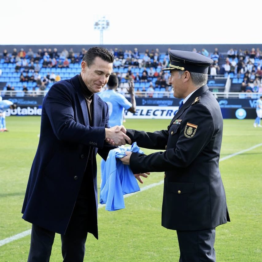 ibizaud's tweet photo. Previo al inicio del encuentro, nuestro Presidente Amadeo Salvo ha hecho entrega de una camiseta conmemorativa del 2️⃣0️⃣0️⃣ aniversario de la @policia 👕

#VamosIbiza 🩵 #IbizaAlcoyano https://t.co/0EO121044q