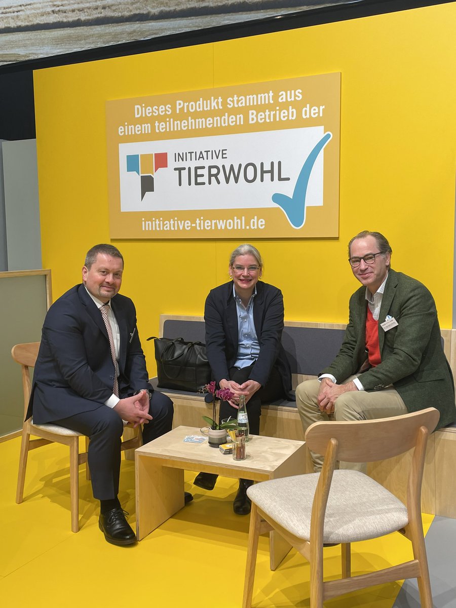 Initiative Tierwohl (@itw_de) on Twitter photo Heute hat uns <a href="/FlossSusanne/">Susanne Floss</a> auf dem Messestand besucht. Herzlichen Dank für das Interesse an der #InitiativeTierwohl und der #Haltungsform ! Heute hat uns <a href="/FlossSusanne/">Susanne Floss</a> auf dem Messestand besucht. Herzlichen Dank für das Interesse an der #InitiativeTierwohl und der #Haltungsform !