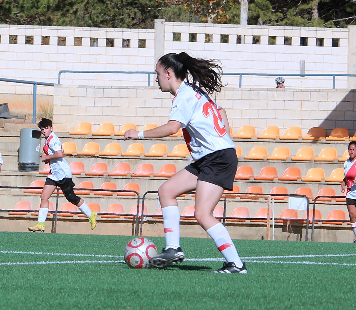 River_fuenes's tweet photo. En cada foto, el equipo muestra su valentía y espíritu guerrero en cada desafío. 🌟💙 ¡Juntas, escribimos nuestra historia en el fútbol! #RiverPlateFuensport #FútbolFemenino https://t.co/vLBWr6H6RP