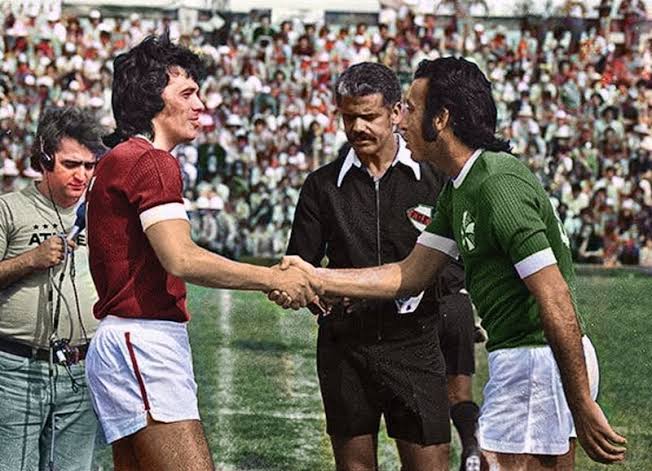 📸 Don Elías Figueroa en un partido del Campeonato Gaucho en 1974.

Entre 1969 y 1976, el Inter de Porto Alegre fue campeón Gaucho ocho veces seguidas, la secuencia más larga en la historia de la competición.

¡Hoy comienza otro Campeonato Gaucho para el Inter! 🔴⚪️