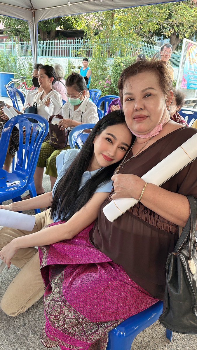 อาจารย์อิ๊ก ดร.ณัฐวรินธร มาร่วมงานทำบุญหมู่บ้านแหลมทอง เจอแม่ๆยังจำกันได้ แค่ทักว่า “สวยขึ้น” ก็ดึใจแล้วคะ🥰 จริงๆแล้วแค่แม่จำกันได้ก็ดีใจแล้วค่ะ ￼ เพราะช่วงตอนหาเสียงเลือกตั้งตัวดำปี๋ ผอมมาก ￼ ผ่านมา 6 เดือนขาวขึ้นมาสักหน่อย อ้วนขึ้นมาอีกนิด 🥹

#อาจารย์อิ๊ก