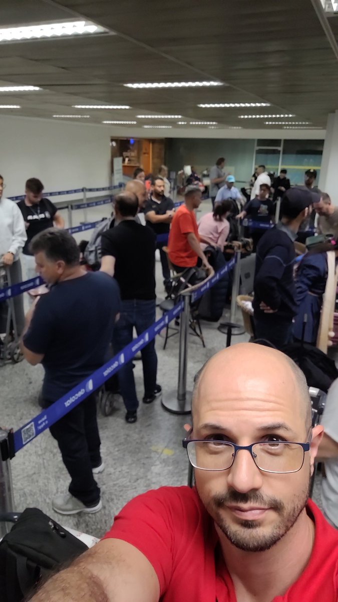 Valeu <a href="/LATAM_BRA/">LATAM Airlines Brasil</a> pelas 5 FUCKING horas de fila para remarcar um voo atrasado!