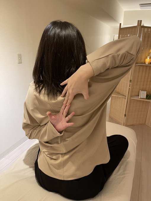 予約取れたからネクターン寄ってから帰ってきたー。先生のハンドパワーで脳内スイッチ切ってもらった😂最近ぐっすり眠れてなかったからここでお昼寝できて良かった&hellip;。私,肩と背中めちゃくちゃかたいんだけど,片方だけ届くようになったよ😳 撮影会と整体で充電できました🧡  https://t