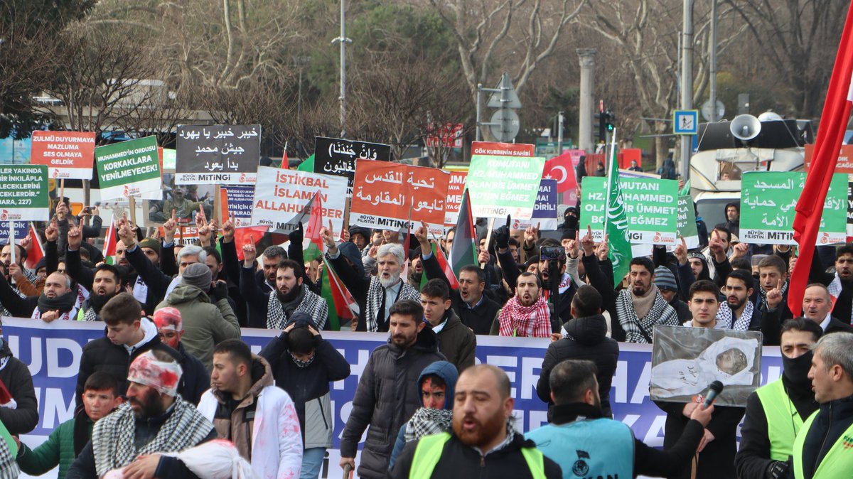 furkanhareketi's tweet photo. Yaşasın İslami Direnişimiz 🔊🇵🇸

İstanbul, yağmurun altında Filistin İçin yürüyor.. 

FilistinYürüyüşü istanbulda 
#FurkanHareketi
#StandUpForPalestine https://t.co/wOESWosmJh