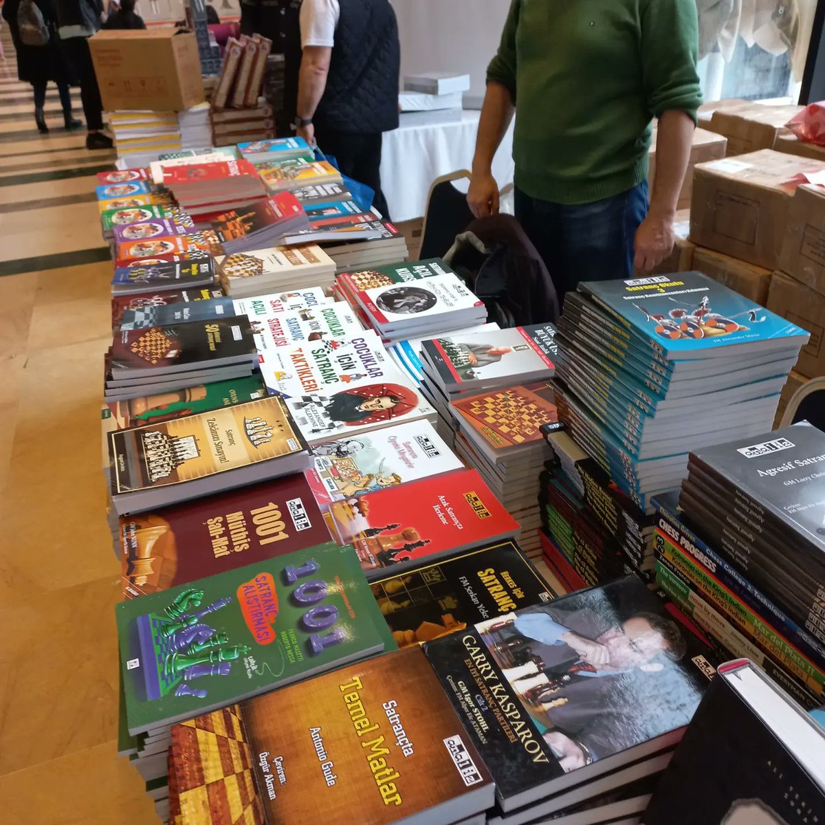 AnalizSatranc's tweet photo. #satranç Analiz Satranç 2024 Türkiye Yaş Grupları Satranç Şampiyonası kitap standı. Tüm sporculara centilmence mücadele ve başarılar dileriz. https://t.co/oEtnna70Z9