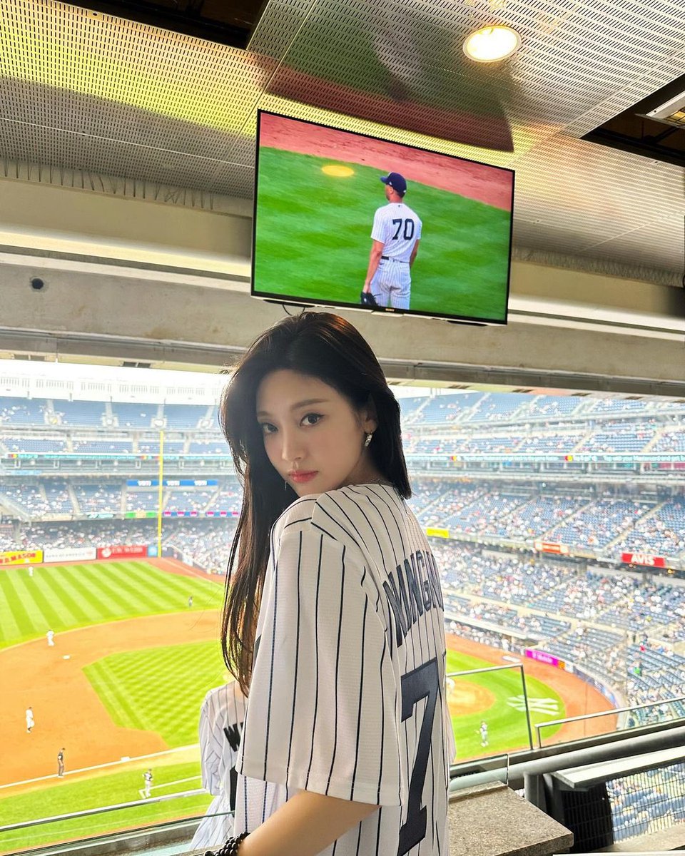 MONSTARIEZ's tweet photo. Throwing back to the times when we were invited to New York Yankees Baseball Stadium, didn't plan to look this stunning but I guess these looks of mine got MYs' hearts lots of homeruns, teehee. Go Yankees !! ⚾️🤍 https://t.co/hTe7zGZHLW