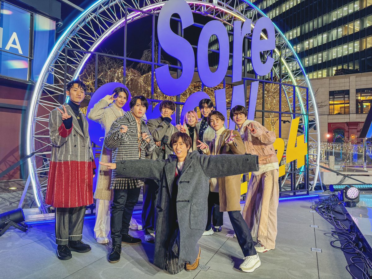 SN__20200122's tweet photo. 夜遅くに失礼します🌙
日付が変わって1/22は…

⋱Snow Man デビュー日🎉⋰
￣V￣￣￣￣￣￣￣￣￣￣￣
5年目も楽しんで頂ける作品
お届け出来るよう頑張ります！

そして21：00〜
新曲「We'll go together」MVプレミア公開🎬 
⏩https://t.co/7UM7sFQ2CL
お楽しみに！

#SnowManデビュー4周年 https://t.co/XkpfF3SDsw