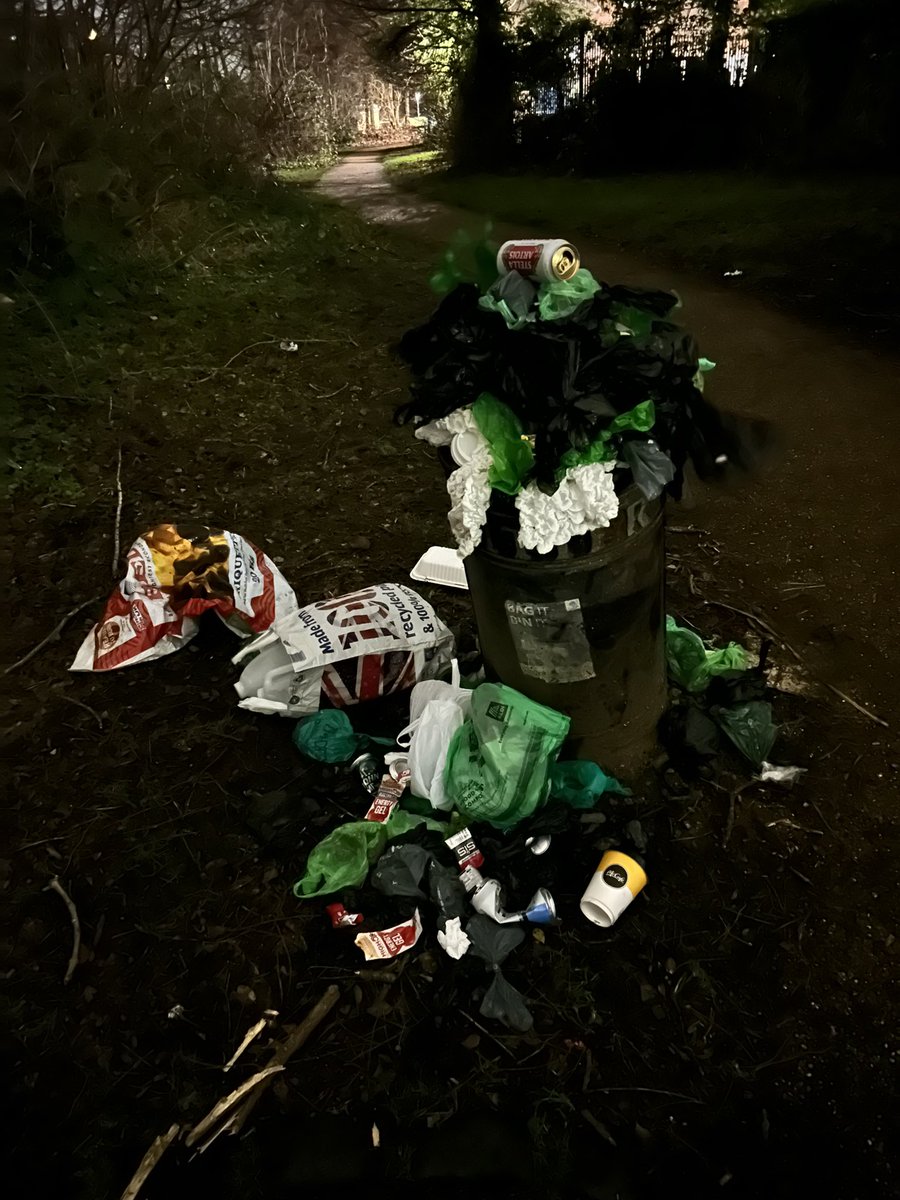 This is not ok 😥🥵 Someone please help!!!! <a href="/PeelLandP/">Peel L&P</a> at Stretford Marina.  @BridgwaterWay <a href="/KeepBritainTidy/">Keep Britain Tidy</a> 

.  <a href="/StretfordTown/">Stretford Town Centre</a> <a href="/StretfordLitter/">Stretford Litter Pickers</a>