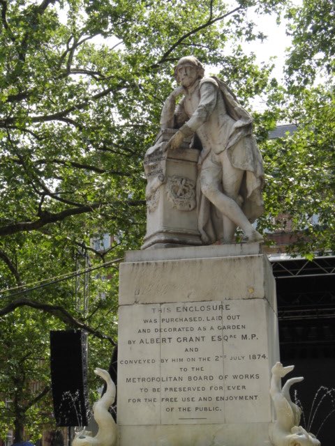O, that’s a brave man! He writes brave verses, speaks brave words…
AYLI, 3.4
#ShakespeareSunday 
THEME: Statues & Memorials
Statue of Shakespeare (1874) in #LeicesterSquare by Giovanni Fontana (no relation)
📷: PMF, 2006
