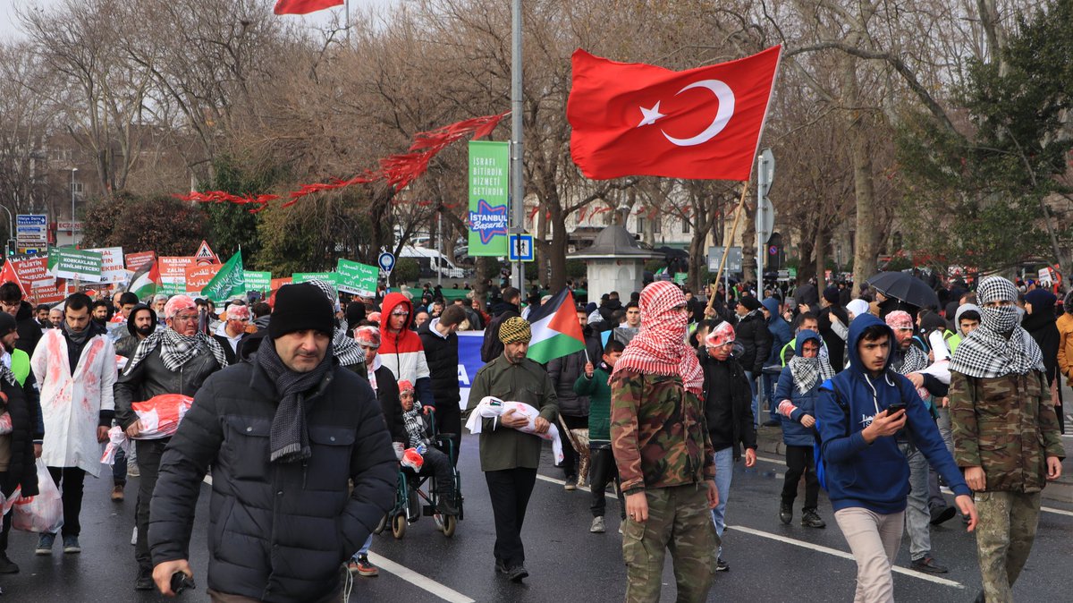 furkanhabernet's tweet photo. İstanbul'daki Büyük Yürüyüş Devam Ediyor

İstanbullu Furkan Hareketi mensuplarının düzenlediği Filistin'e Destek Yürüyüşü soğuk havaya rağmen binlerce insanın katılımıyla devam ediyor.

Filistiniçin KatliamaDurDeYürü
#StandUpForPalestine https://t.co/X3izyP0tnz