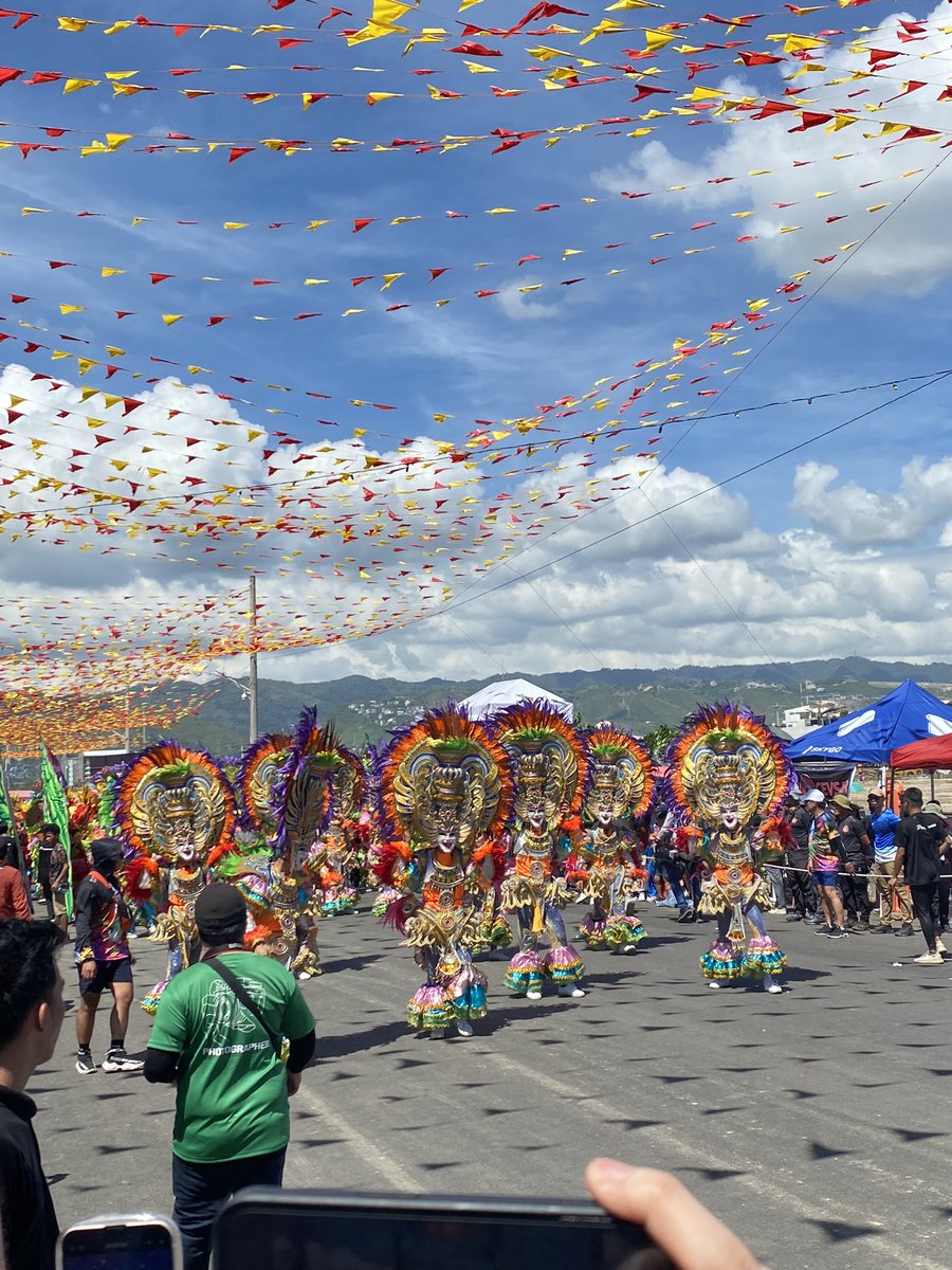 Gackyforc's tweet photo. Viva Pit Sentor!
Sinulog 2024 #Cebu 
運良くセブ島で1番大きな祭りに参加してきました！(毎年1月の第3日曜開催)
終始熱狂に包まれていて音楽とダンスと最高に盛り上がりました！
3枚目の写真はクラブでも何でもなくただのホテルのフロントでこれです笑

#Sinulog https://t.co/ySrL5NFydO
