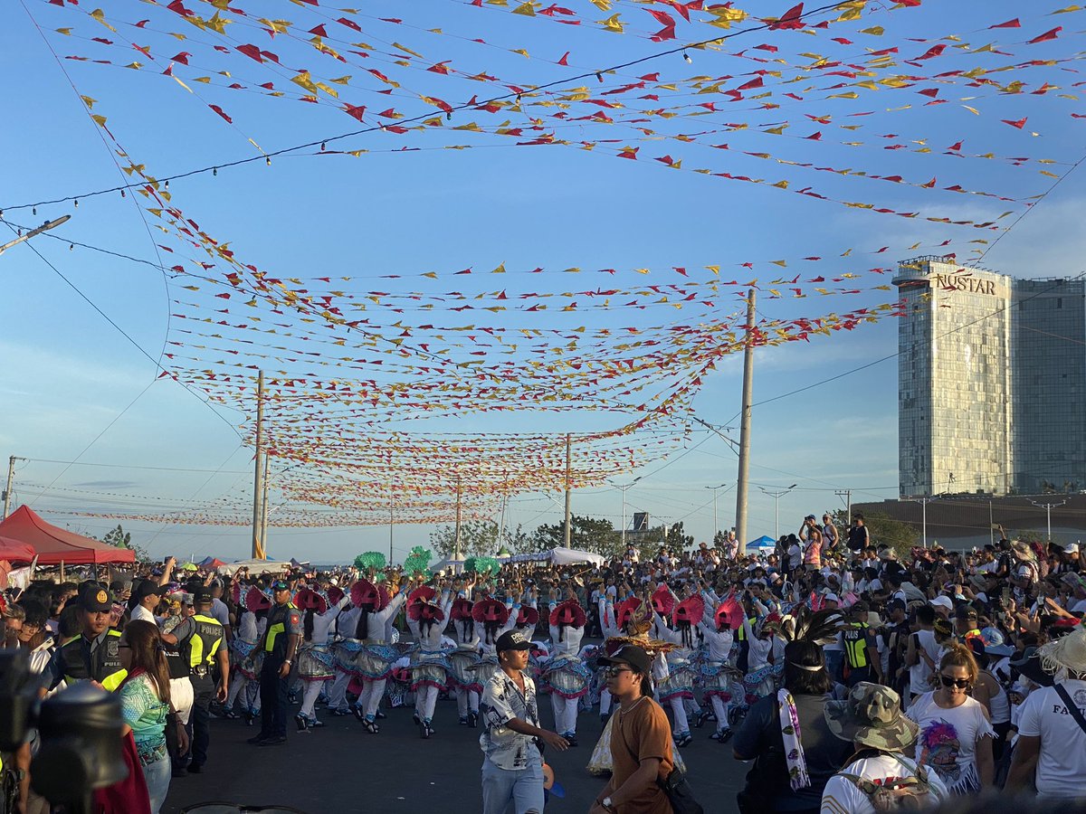 Gackyforc's tweet photo. Viva Pit Sentor!
Sinulog 2024 #Cebu 
運良くセブ島で1番大きな祭りに参加してきました！(毎年1月の第3日曜開催)
終始熱狂に包まれていて音楽とダンスと最高に盛り上がりました！
3枚目の写真はクラブでも何でもなくただのホテルのフロントでこれです笑

#Sinulog https://t.co/ySrL5NFydO