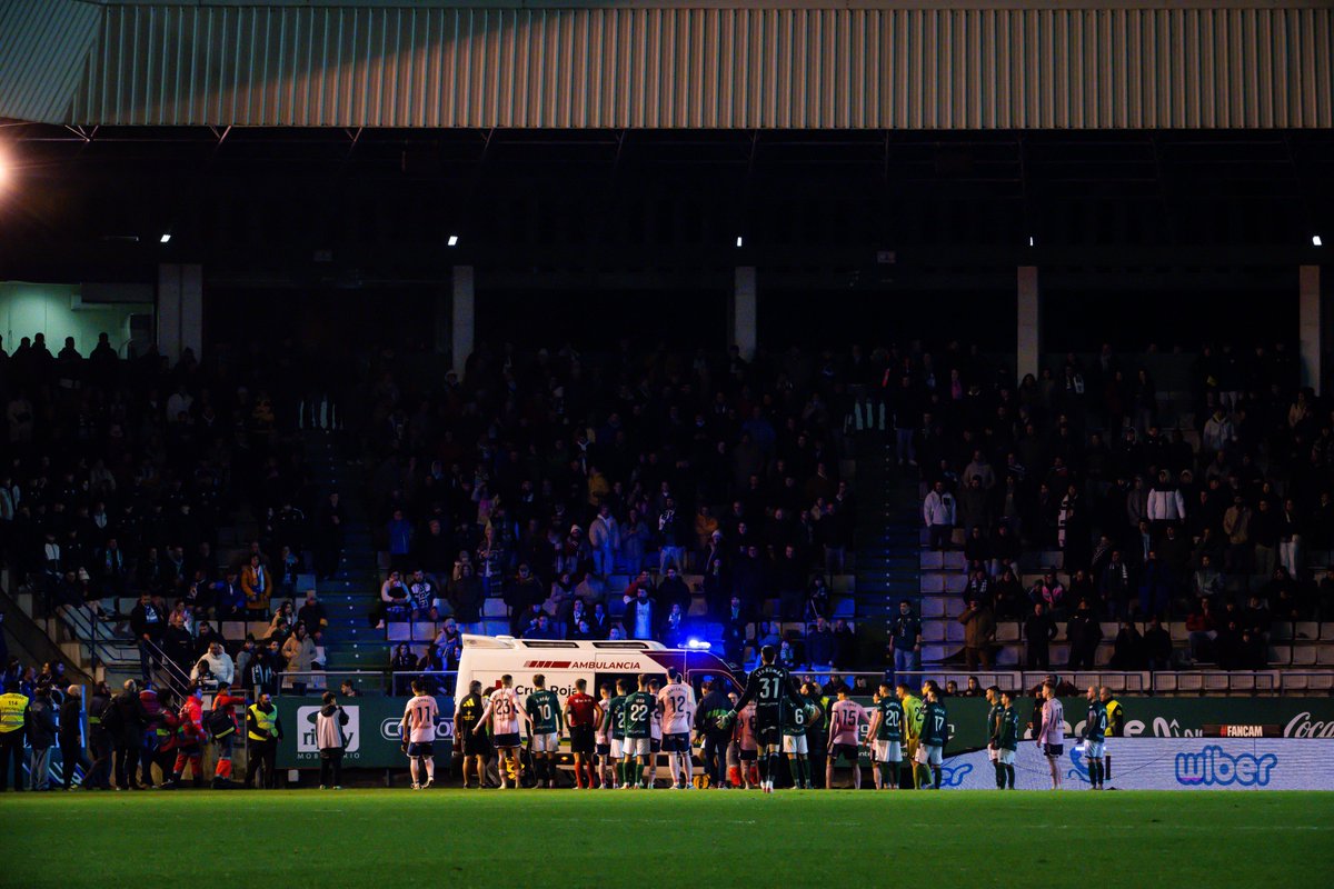 brunopenas_'s tweet photo. Chapeau por las dos aficiones, los jugadores del @racingferrolsad y del @RealOviedo , así como del cuerpo técnico de ambos clubes. Cuando hay vidas en juego, no importan los colores. 
Desde estas líneas, desear una pronta recuperación al damnificado. https://t.co/cg2JXhK55T
