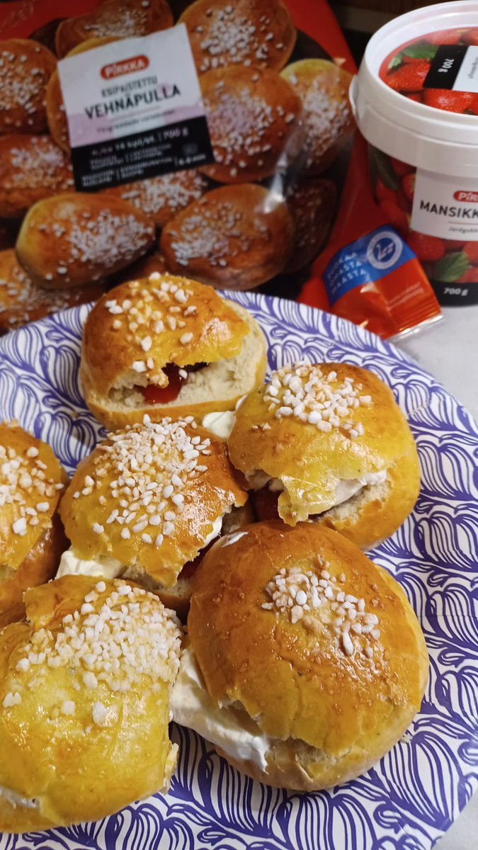 Kyllä on mökillä viikonloppuna niin paljon laskettu mäkeä että #laskiaispullat on ansaittu. Kiitos <a href="/pirkkatuotteet/">Pirkka</a> avusta.