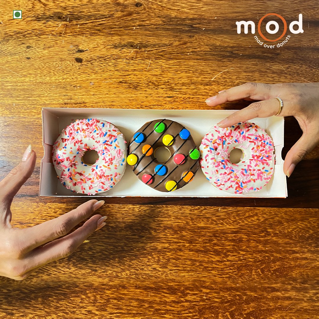 A box with more than one flavours? Time to do ‘Inky Pinky Ponky!’ Try our Gems and Sprinkled Donuts. Order now! 🍩✨ #MOD #MadOverDonuts #BiteIntoHappiness #Donuts #SprinklesofHappiness #Sprinkles